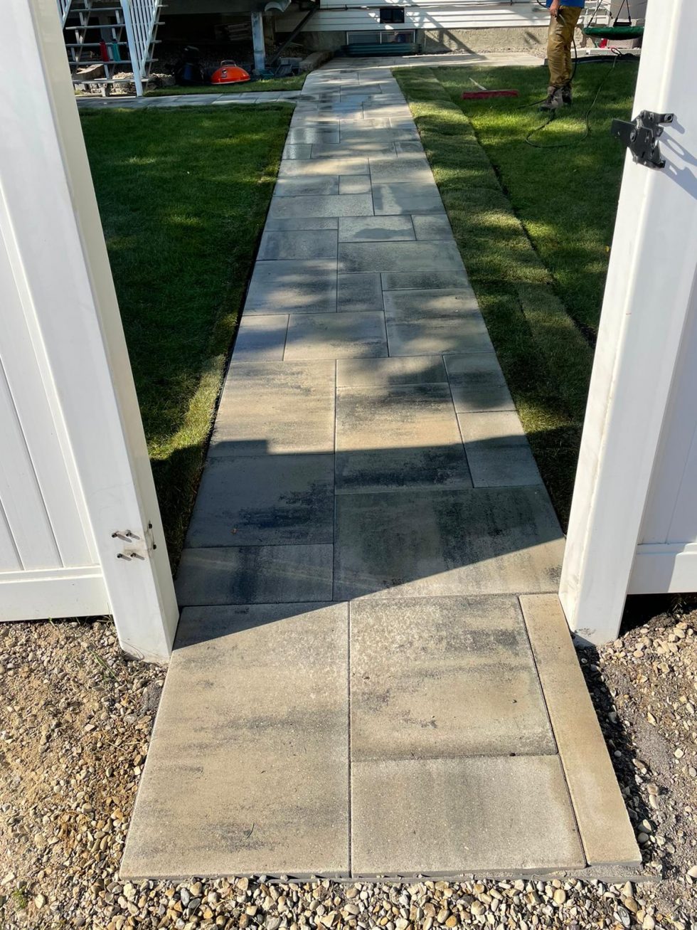 pavingstonecalgarycontractorpatio_landscaping_retainingwall
